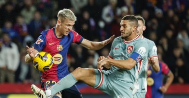 Barcelona's Dani Olmo (L) duels for the ball with Atletico Madrid's Koke during the La Liga match at the Lluis Companys Olympic Stadium, Barcelona, Spain, Dec. 21, 2024. (AP Photo)
