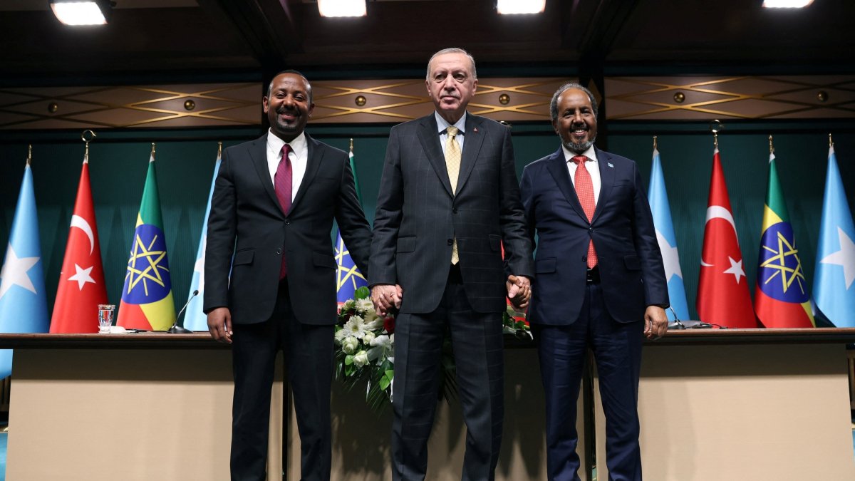 President Recep Tayyip Erdoğan poses with Somali President Hassan Sheikh Mohamud (R) and Ethiopian Prime Minister Abiy Ahmed (L), Ankara, Türkiye, Dec. 11, 2024. (Reuters Photo)