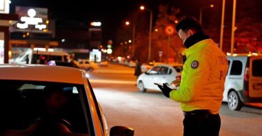 Traffic police investigate a vehicle during routine checks in Isparta, Türkiye, Jan. 8, 2025. (IHA Photo)