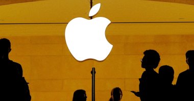Customers walk past an Apple logo inside of an Apple store at Grand Central Station, New York, U.S., Aug. 1, 2018. (Reuters Photo)