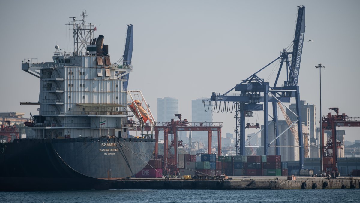 A container ship is docked at the Haydarpaşa port. Istanbul, Türkiye, Oct. 23, 2021. (Reuters Photo)