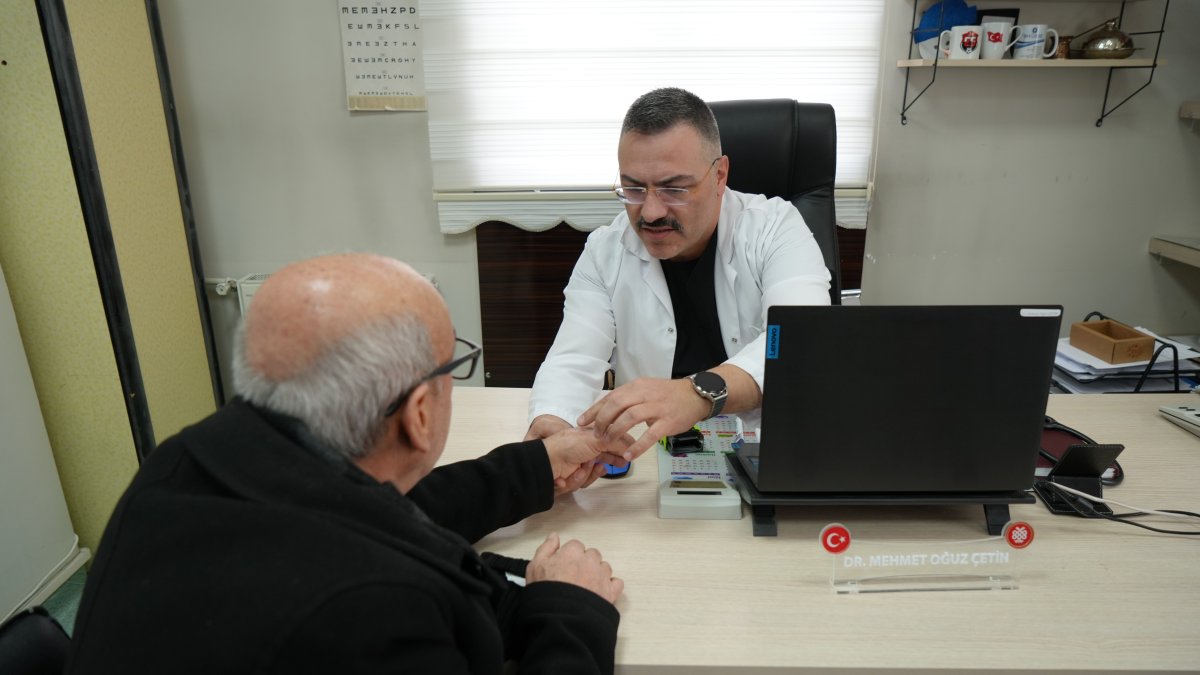 A doctor examining a patient's hand in Erzincan, Türkiye, Jan. 14, 2025. (IHA Photo)