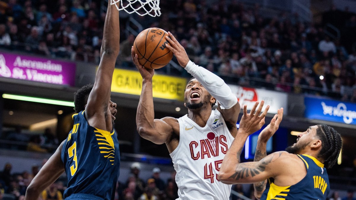 Cavaliers guard Donovan Mitchell (C) shoots the ball while Pacers center Thomas Bryant and forward Obi Toppin defend during an NBA game, Indianapolis, Indiana, U.S., Jan 14, 2025. (Reuters Photo) 