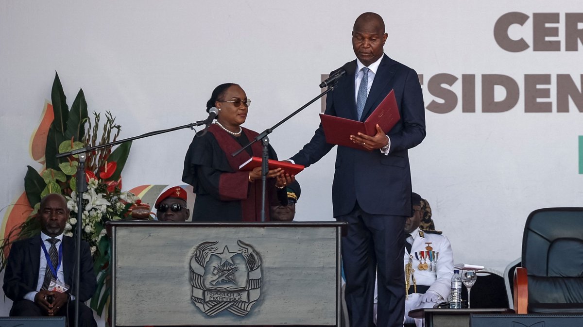 Daniel Chapo (R) takes oath to be sworn in as the President of Mozambique, in Maputo, Mozambique, Jan. 15, 2025. (AFP Photo)