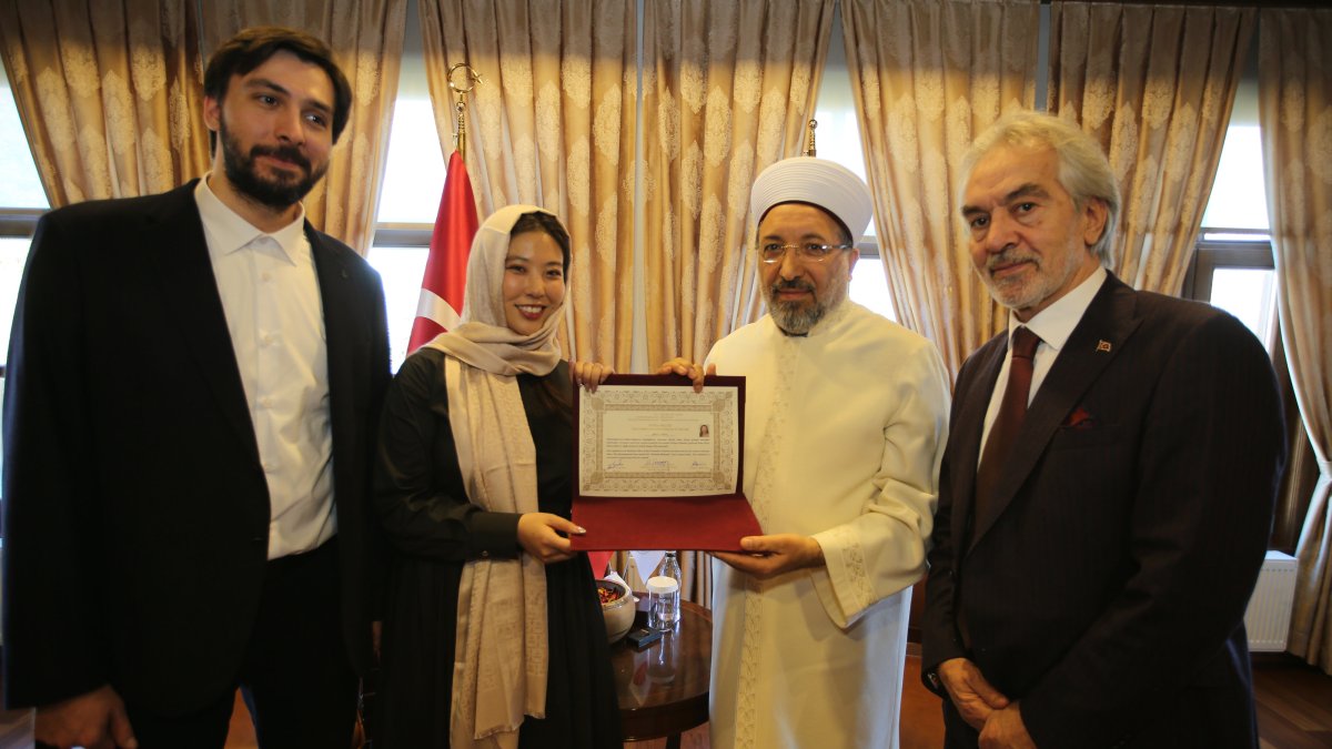 Rena Saito receives her conversion certificate from the mufti, Istanbul, Türkiye. (AA Photo)