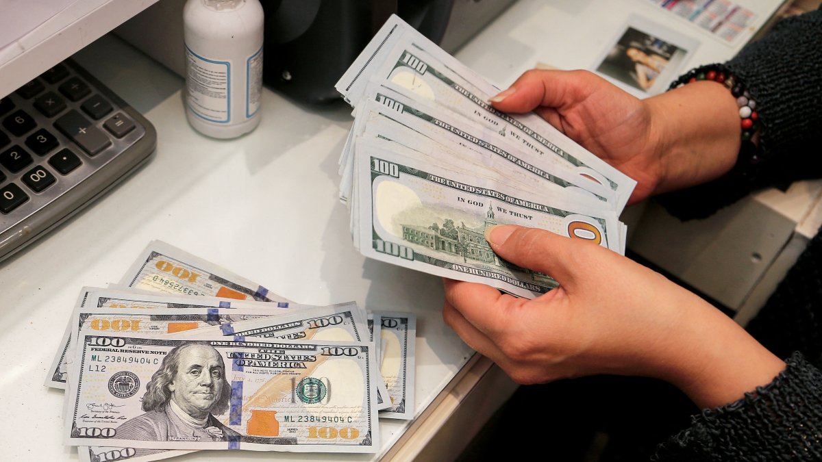 A money changer counts U.S. dollar banknotes at a currency exchange office, Ankara, Türkiye, Oct. 12, 2021. (Reuters Photo)