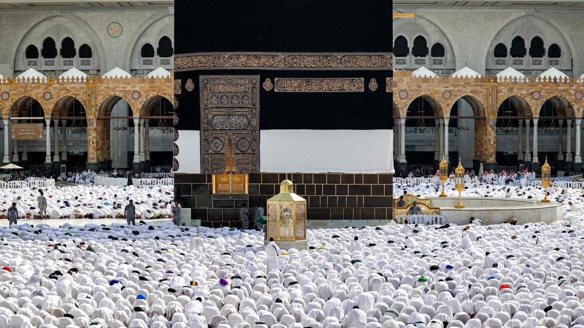 Muslim worshippers pray around the Kaaba, Islam&#039;s holiest shrine, at the Grand Mosque in the holy city of Mecca, Saudi Arabia, June 4, 2024. (AFP Photo)