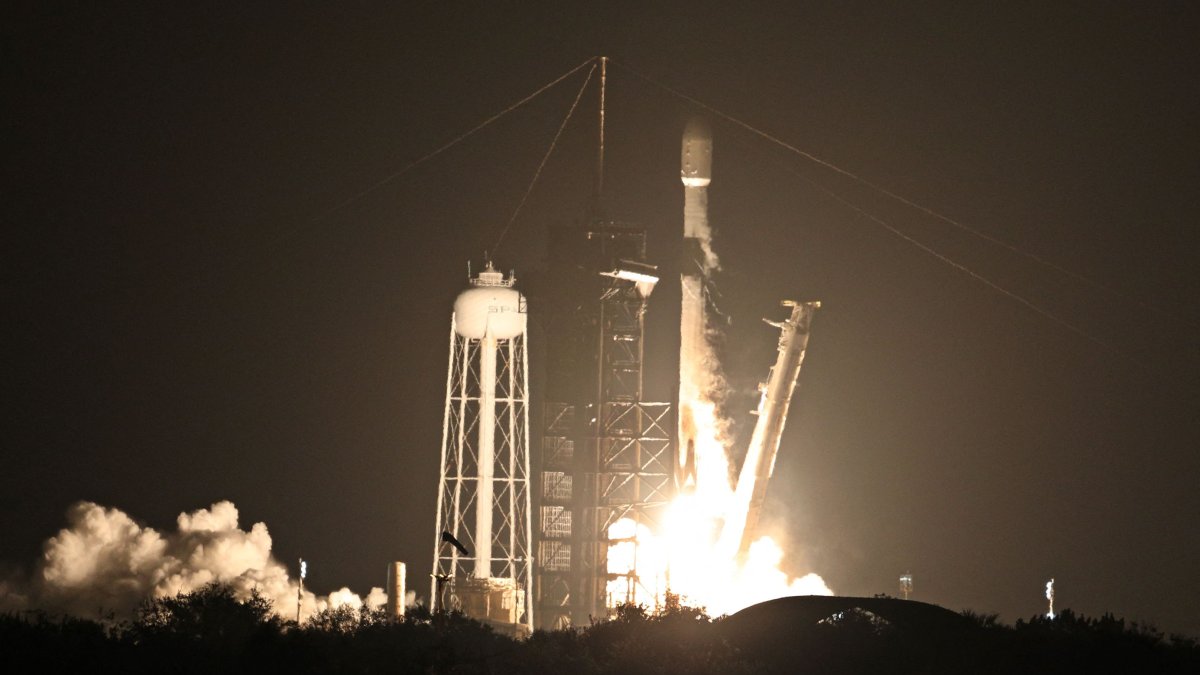 A SpaceX Falcon 9 rocket, carrying Firefly Aerospace&#039;s Blue Ghost and ispace&#039;s Resilience lunar landers, lifts off from Launch Complex 39A at the Kennedy Space Center in Cape Canaveral, Florida, U.S., Jan. 15, 2025. (AFP Photo)