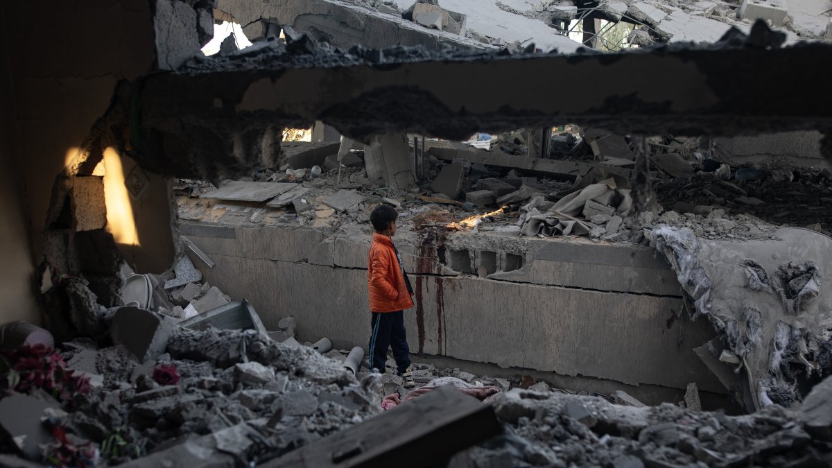 A Palestinian boy inspects the rubble of a destroyed building following an Israeli airstrike in the Khan Younis camp in southern Gaza, Jan. 8, 2025. (EPA Photo)
