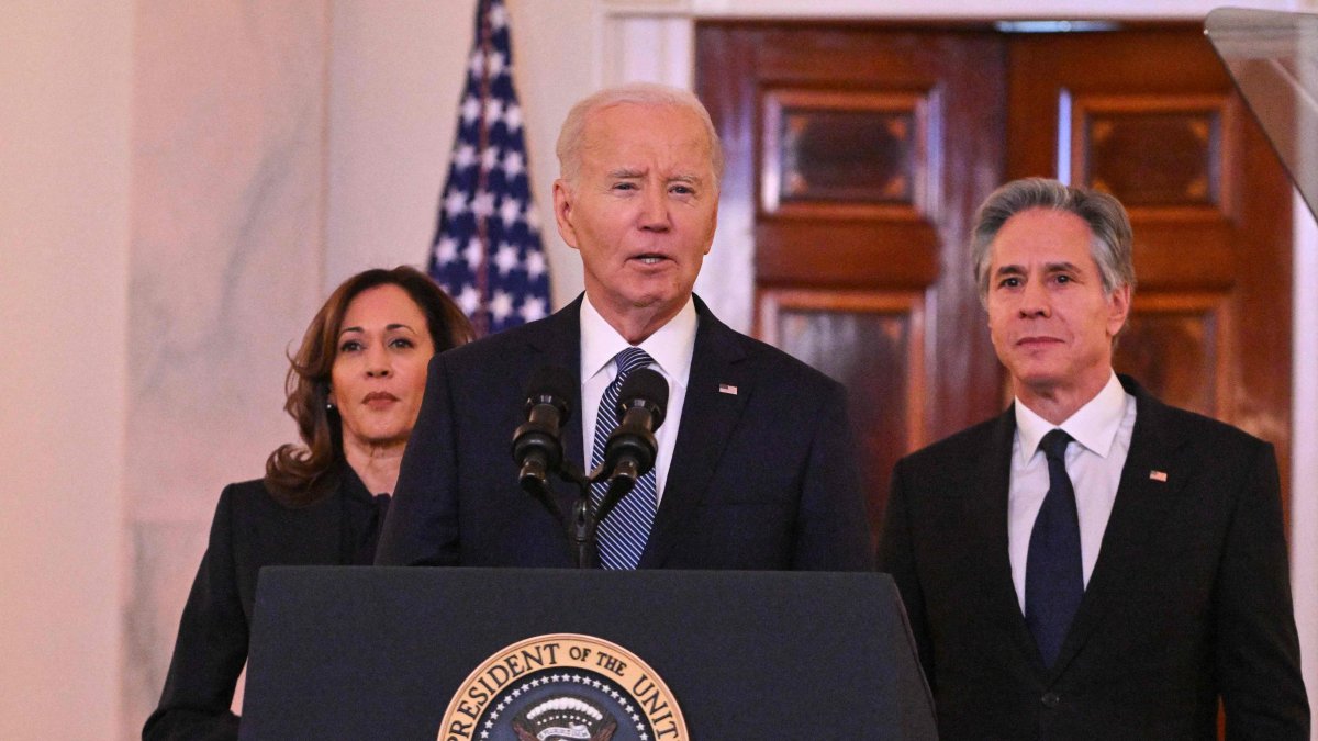 U.S. President Joe Biden, alongside Vice President Kamala Harris (L) and Secretary of State Antony Blinken (R), speaks about the Israel-Hamas cease-fire and hostage release deal in the Grand Foyer of the White House, Jan. 15, 2025. (AFP Photo)