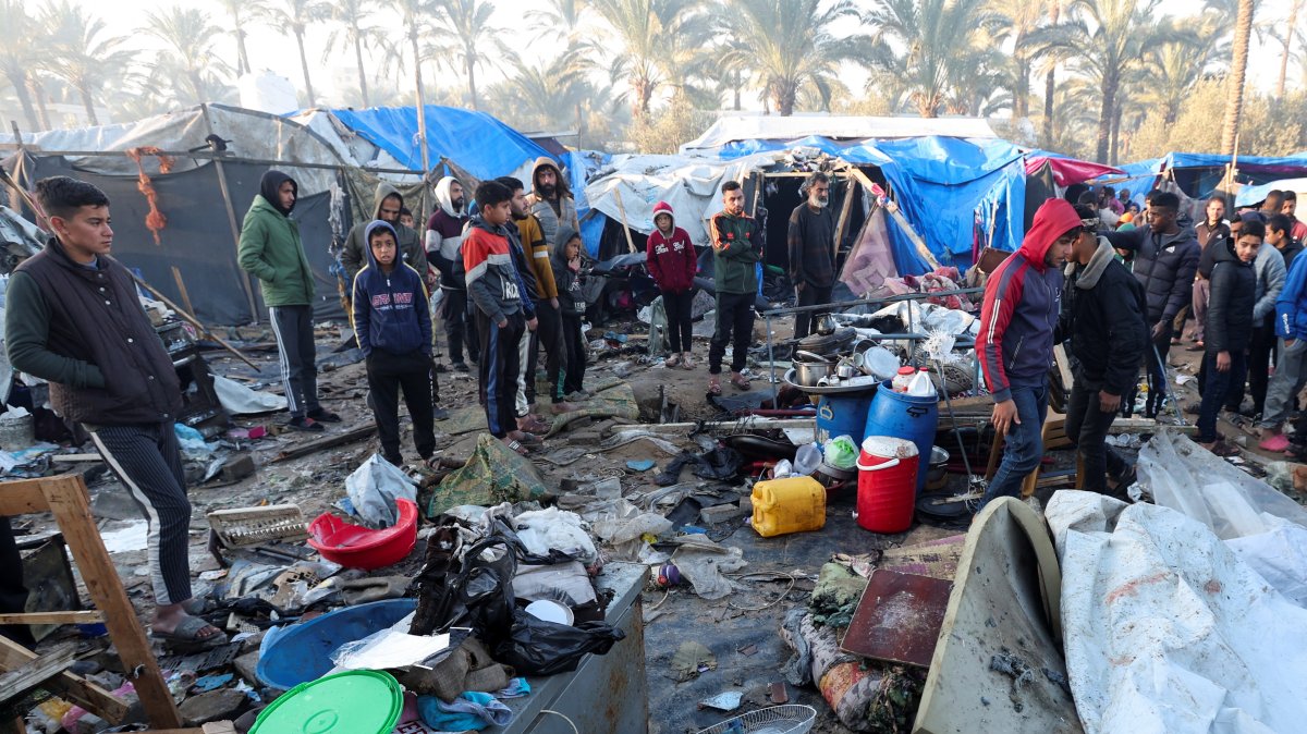 Palestinians inspect the site of an Israeli strike on a tent camp for displaced people, amid the ongoing conflict between Israel and Hamas, in Deir Al-Balah in the central Gaza Strip, Jan. 14, 2025. (Reuters Photo)