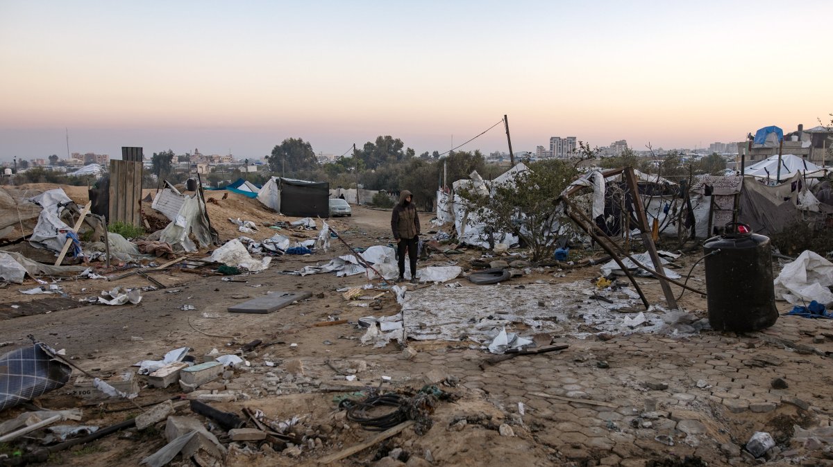 People inspect the damage after an Israeli airstrike targeted an internally displaced persons camp in the Al-Mawasi area, west of Khan Younis, southern Gaza Strip, Jan. 2, 2025. (EPA Photo)