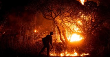 A firefighter monitors the spread of the Auto Fire in Oxnard, northwest of Los Angeles, California, U.S. Jan. 13, 2025. (AFP Photo)