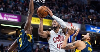 Cavaliers guard Donovan Mitchell (C) shoots the ball while Pacers center Thomas Bryant and forward Obi Toppin defend during an NBA game, Indianapolis, Indiana, U.S., Jan 14, 2025. (Reuters Photo) 