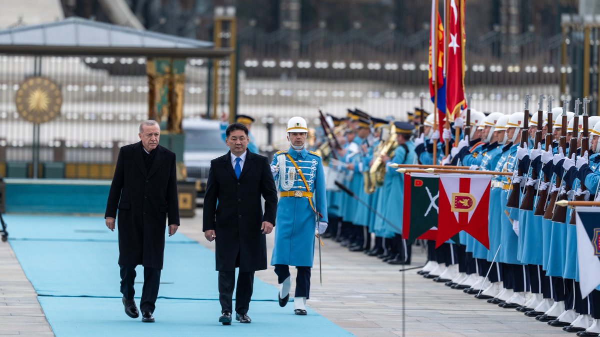 President Recep Tayyip Erdoğan welcomes Mongolian counterpart Ukhnaa Khurelsukh in an official ceremony in Ankara, Jan. 16, 2025. (AA Photo)