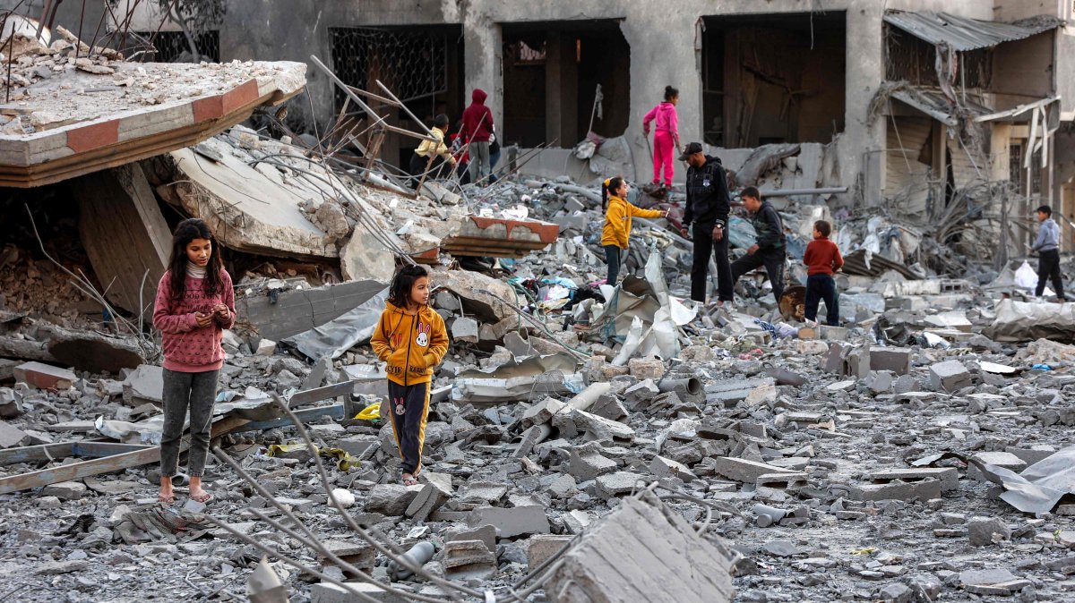 Children walk through debris and rubble at the site of Israeli bombardment on a residential block in Jalaa Street in Gaza City, Jan. 14, 2025. (AFP Photo)