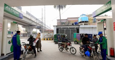 A gas station worker fills the tank of a customer's vehicle in Peshawar, Pakistan, Jan. 1, 2025. (EPA Photo)