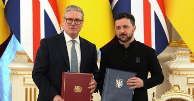 Britain&#039;s Prime Minister Keir Starmer (L) and Ukrainian President Volodymyr Zelenskyy (R) pose for photos after holding a signing ceremony to commemorate a 100-year partnership between the countries in Kyiv, Jan.16, 2025. (AFP Photo)