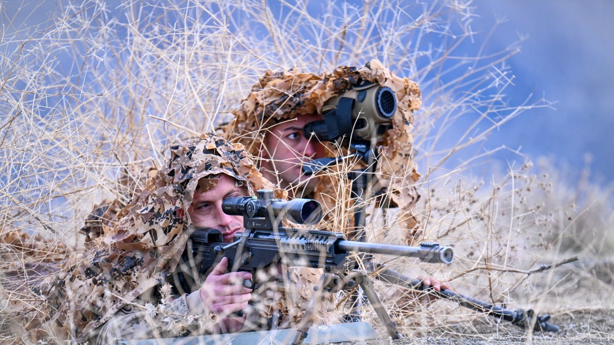Two Turkish gendarmerie sharpshooters guard the Iraqi border in eastern Hakkari province, Türkiye, Dec. 16, 2024. (AA Photo)