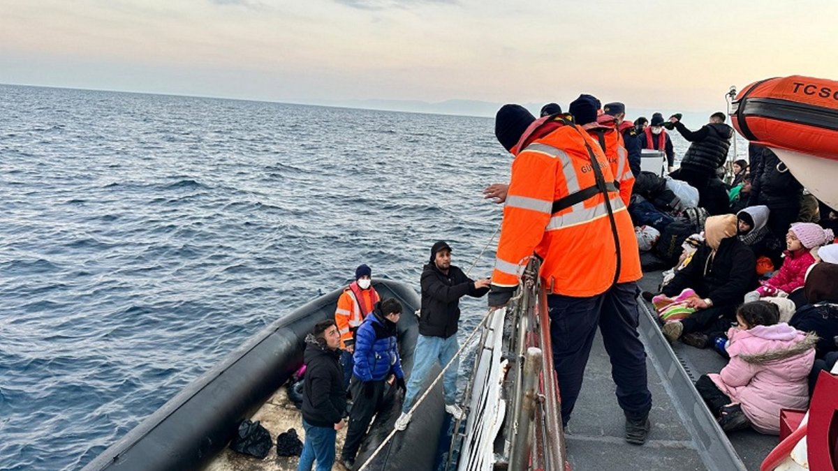 Coast guard rescues migrants near Izmir, Türkiye, Jan. 4, 2025. (AA Photo) 