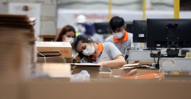 Workers are seen at e-commerce giant Hepsiburada's smart logistics center in Gebze district of Kocaeli province, northwestern Türkiye, Sept. 12, 2021. (AA Photo)