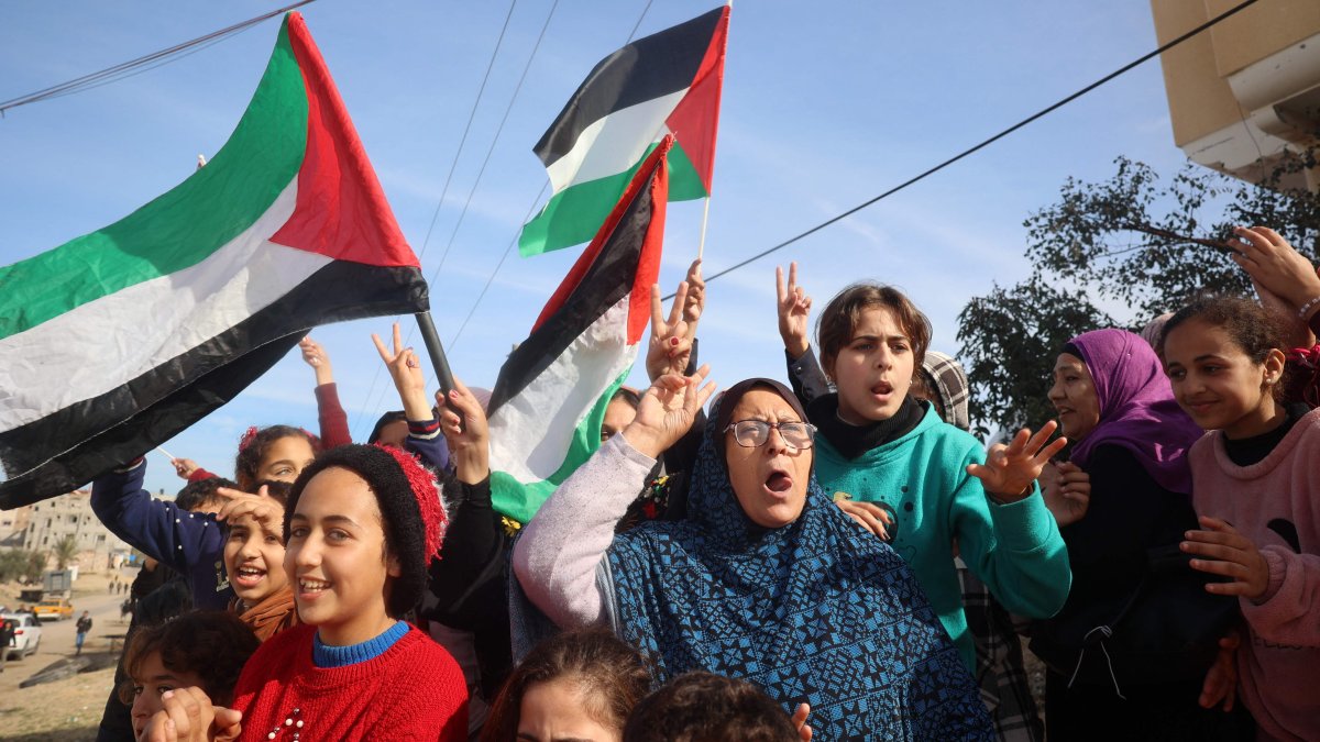 Displaced Palestinians waving national flags cheer as they return to Rafah in the southern Gaza Strip, Palestine, Jan. 19, 2025. (AFP Photo)