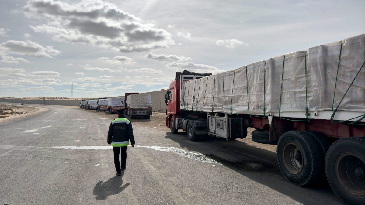 Trucks carrying humanitarian aid bound for the Gaza Strip wait near al-Arish to go to the Rafah border crossing between the Gaza Strip and Egypt, Jan. 19, 2024. (EPA Photo)