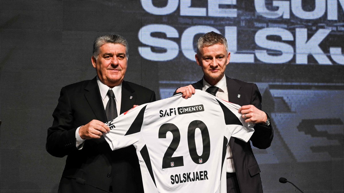 Beşiktaş&#039;s newly appointed head coach Ole Gunnar Solskjaer (R) holds a team jersey with his name with club President Serdal Adalı, in Istanbul, Türkiye, Jan. 19, 2025. (AFP Photo)