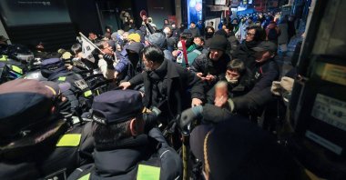 Police officers try to break up a crowd of supporters of suspended President Yoon Suk Yeol, in Seoul, South Korea, Jan. 19, 2025. (EPA Photo)