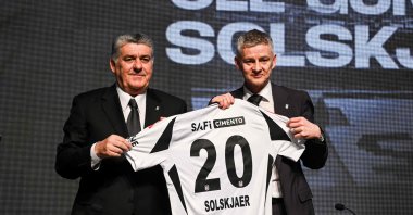 Beşiktaş's newly appointed head coach Ole Gunnar Solskjaer (R) holds a team jersey with his name with club President Serdal Adalı, in Istanbul, Türkiye, Jan. 19, 2025. (AFP Photo)
