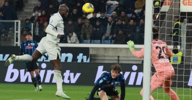 Napoli&#039;s Romelu Lukaku (L) scores in a Serie A match against Atalanta, in Bergamo, Italy, Jan. 18, 2025. (EPA Photo)