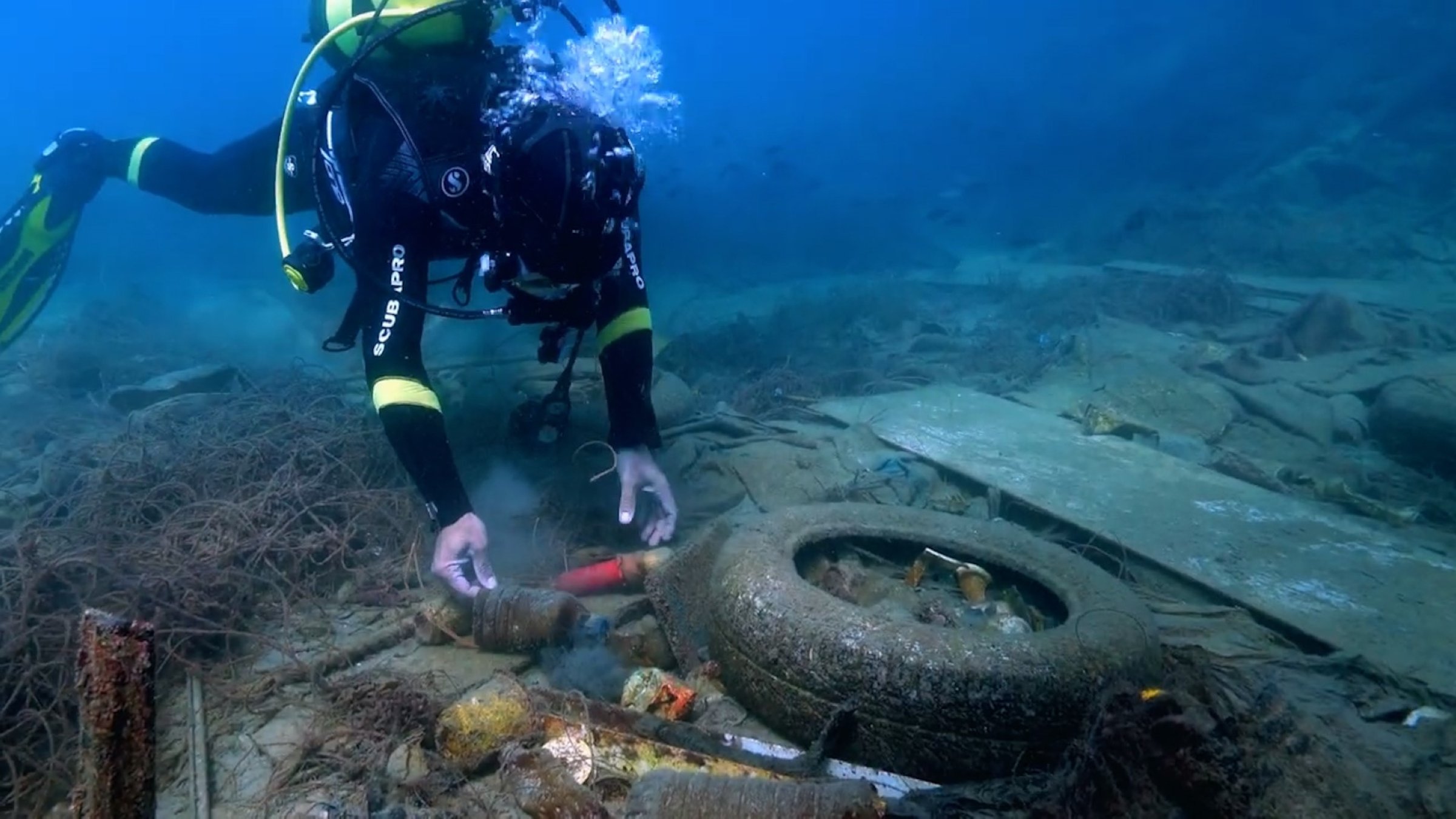 A diver collects garbage from the seabed off the coast of Istanbul as part of the Zero Waste Blue initiative, Türkiye, Jan. 18, 2025. (AA Photo)