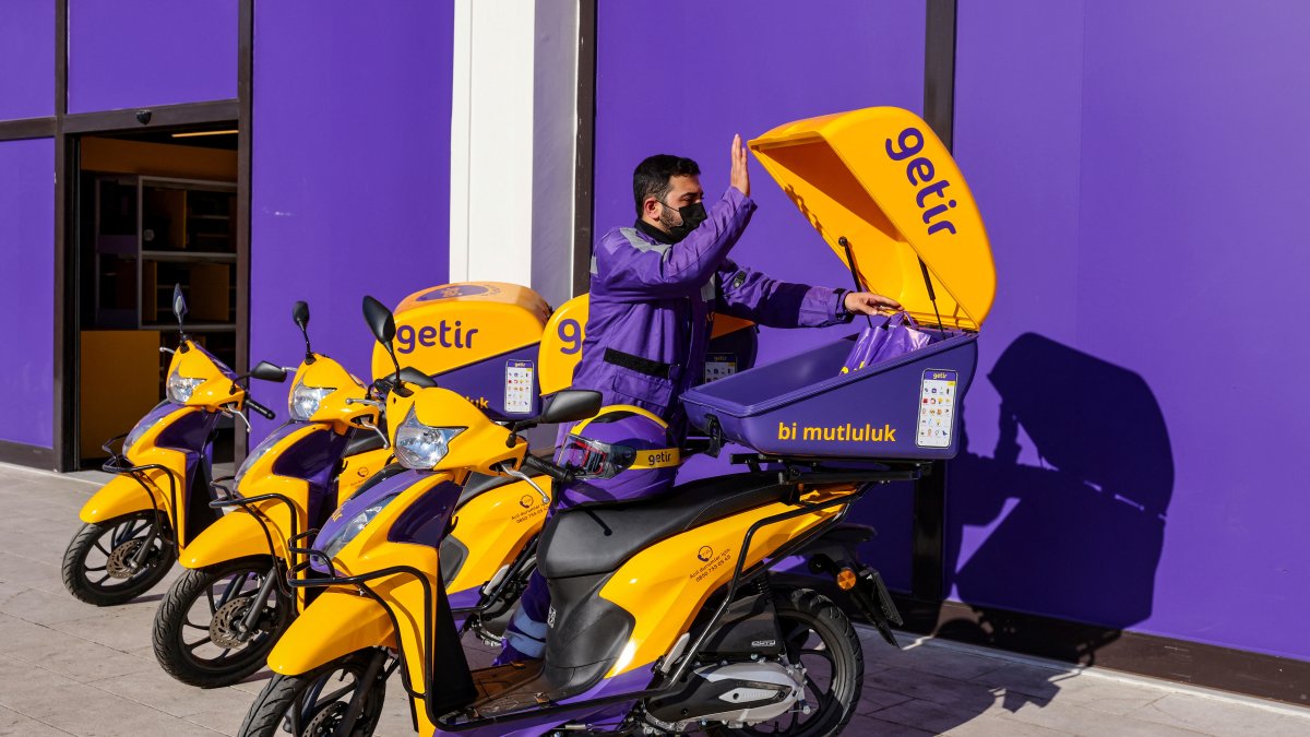 An employee of the Turkish fast grocery-delivery company Getir prepares to deliver an online grocery delivery in front of a store warehouse, Istanbul, Türkiye, Nov. 12, 2021. (Reuters Photo)