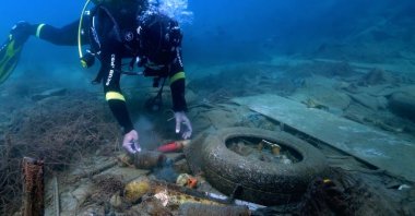 A diver collects garbage from the seabed off the coast of Istanbul as part of the Zero Waste Blue initiative, Türkiye, Jan. 18, 2025. (AA Photo)