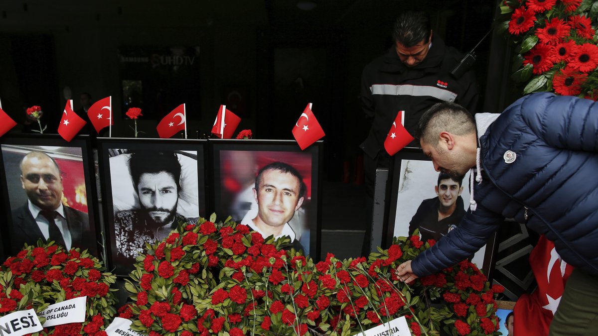 A man leaves a carnation outside Reina nightclub in memory of the Daesh attack&#039;s victims, Istanbul, Türkiye, Dec. 31, 2017.  (AP Photo)