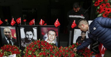 A man leaves a carnation outside Reina nightclub in memory of the Daesh attack&#039;s victims, Istanbul, Türkiye, Dec. 31, 2017.  (AP Photo)