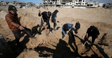 Palestinians search for the graves and bodies of loved ones at Shejaia cemetery, which had been flattened by Israeli tanks and bulldozers, Gaza City, Palestine, Jan. 20, 2025. (Reuters Photo)
