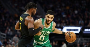 Boston Celtics' Jayson Tatum guarded by Golden State Warriors Buddy Hield during an NBA game, in San Francisco, California, Jan. 20, 2025. (AFP Photo)