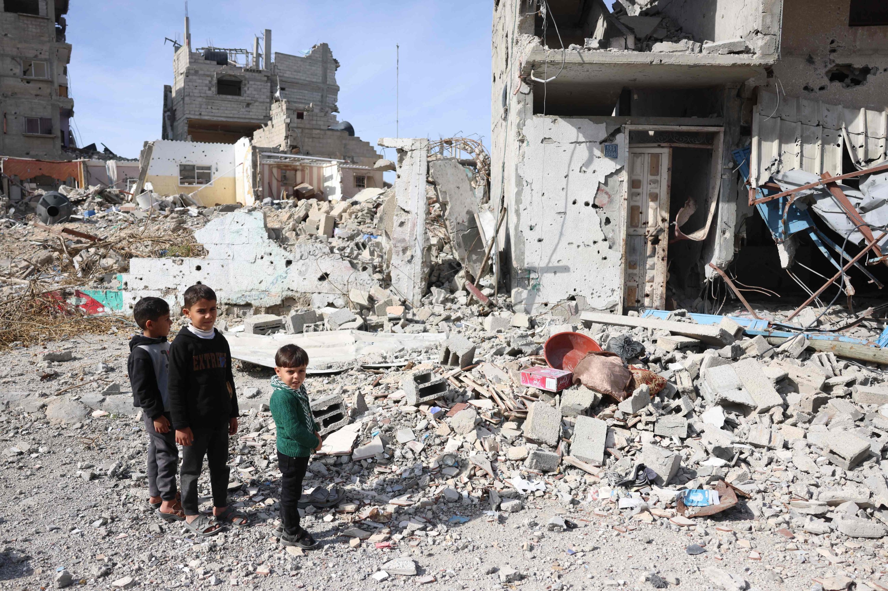 Displaced Palestinian children stare at the destruction upon their return to central Rafah, southern Gaza Strip, Palestine, Jan. 19, 2025. (AFP Photo)