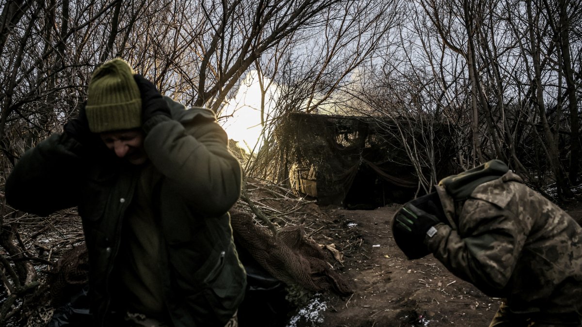 Servicemen of the 24th Mechanized Brigade, named after King Danylo, of the Ukrainian Armed Forces, fire an M109 Paladin self-propelled howitzer toward Russian troops in a front line amid Russia&#039;s attack on Ukraine, near the town of Chasiv Yar, Donetsk region, Ukraine, Jan. 16, 2025. (Reuters Photo)