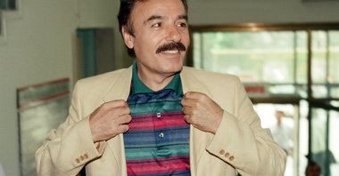 Ferdi Tayfur speaks to reporters at a courthouse, Istanbul, Türkiye, June 3, 1998. (AA File Photo)