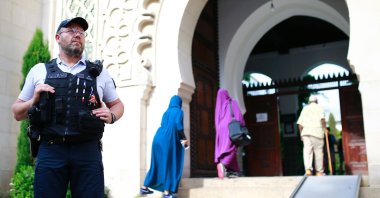 A police officer stands guard as people enter the Grand Mosque of Paris, Paris, France, May 27, 2017. (AFP File Photo)