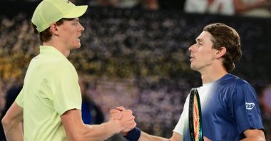 Italy's Jannik Sinner (L) greets Australia's Alex De Minaur (R) after his victory in their men's singles Australian Open quarter in Melbourne, Australia, Jan. 22, 2025. (Photo)