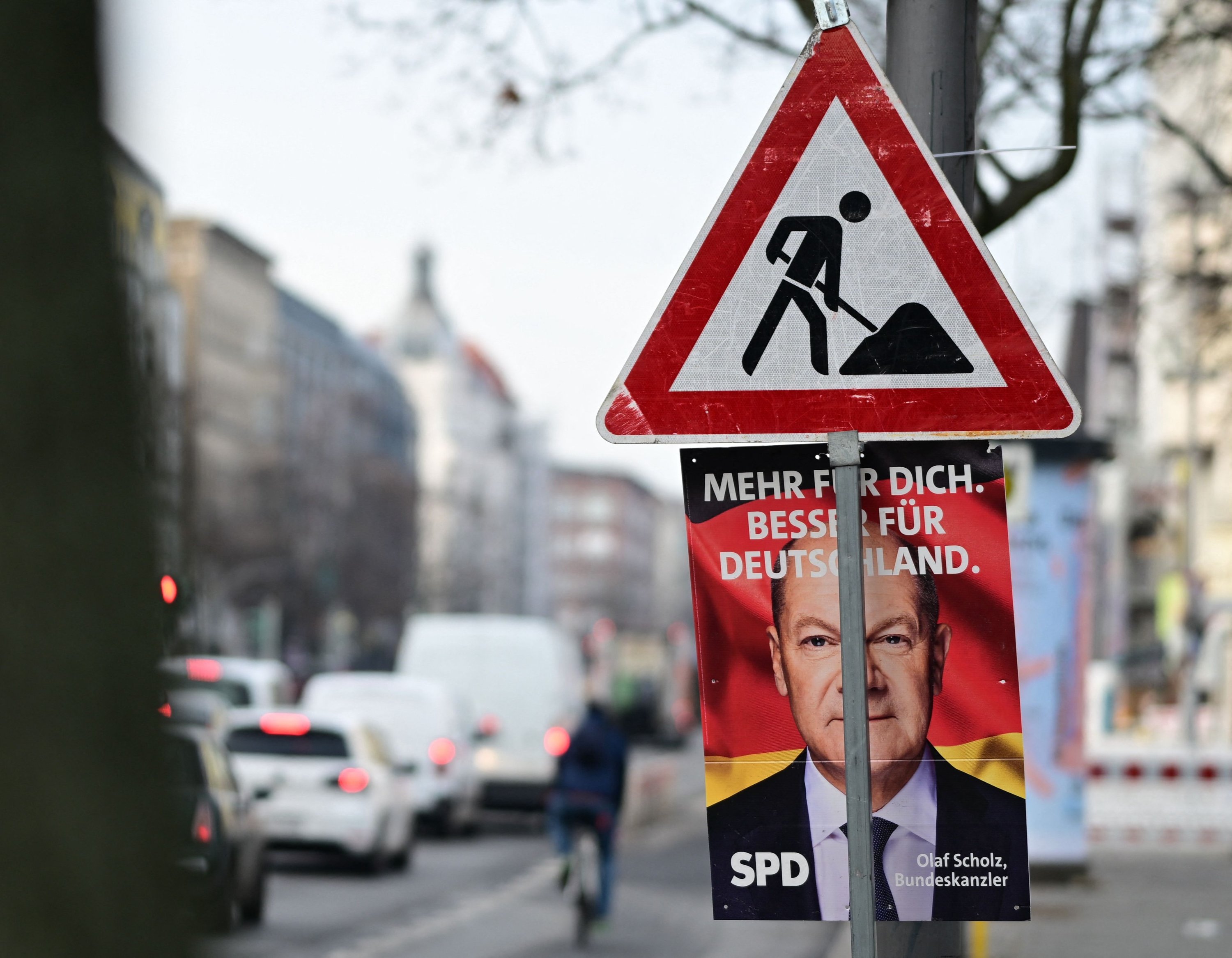 An election banner depicting Olaf Scholz, Germany's chancellor and top candidate of the Social Democrats for the upcoming German general elections, hangs on a signpost, Berlin, Germany, Jan. 22, 2025. (AFP Photo)