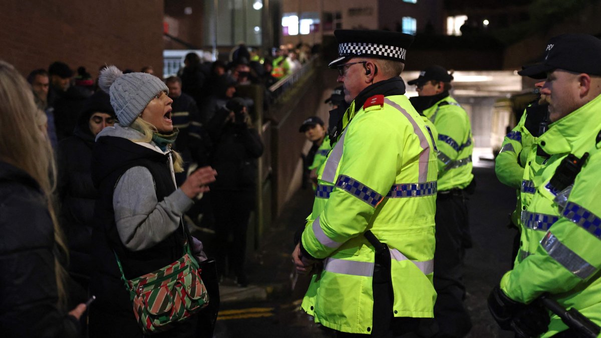 Police contain protesters as news spreads that Axel Rudakubana has left the court from a back entrance, outside The Queen Elizabeth II Law Courts in Liverpool, northwest England on Jan. 23, 2025. (AFP Photo)