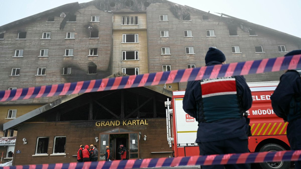 Turkish emergency personnel operate in the aftermath of a fire that broke out at the Grand Kartal Hotel in the Kartalkaya Ski Resort in northwestern Bolu, Türkiye, Jan. 22, 2025. (AFP Photo)