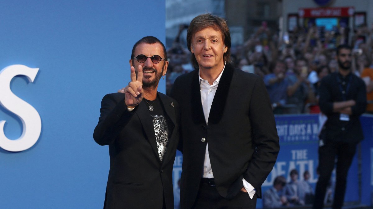 Former Beatles Ringo Starr (L) and Paul McCartney attend the world premiere of &quot;The Beatles: Eight Days a Week – The Touring Years,&quot; London, U.K., Sept. 15, 2016. (Reuters File Photo)