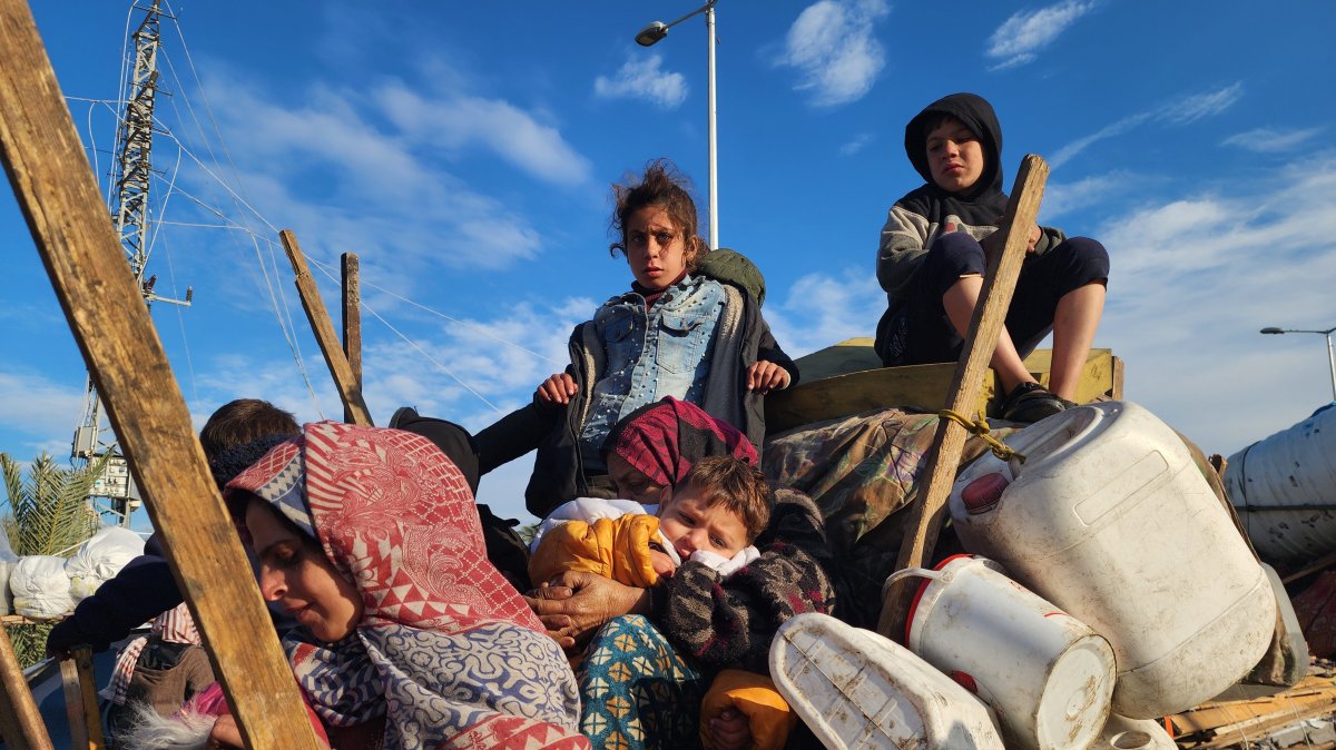 Displaced Palestinians wait with their belongings near Israeli-controlled Netzarim corridor, hoping to return to the north, Gaza, Palestine, Jan. 26, 2025. (AA Photo)