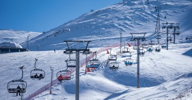 People enjoy the snowy midterm holiday at Palandöken Ski Resort in Erzurum, eastern Türkiye, Jan. 25, 2025. (AA Photo)