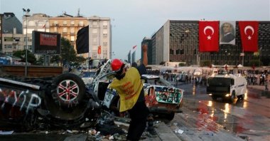A rioter throws rocks at police during riots, in Istanbul, Türkiye, June 15, 2013. (Reuters Photo)